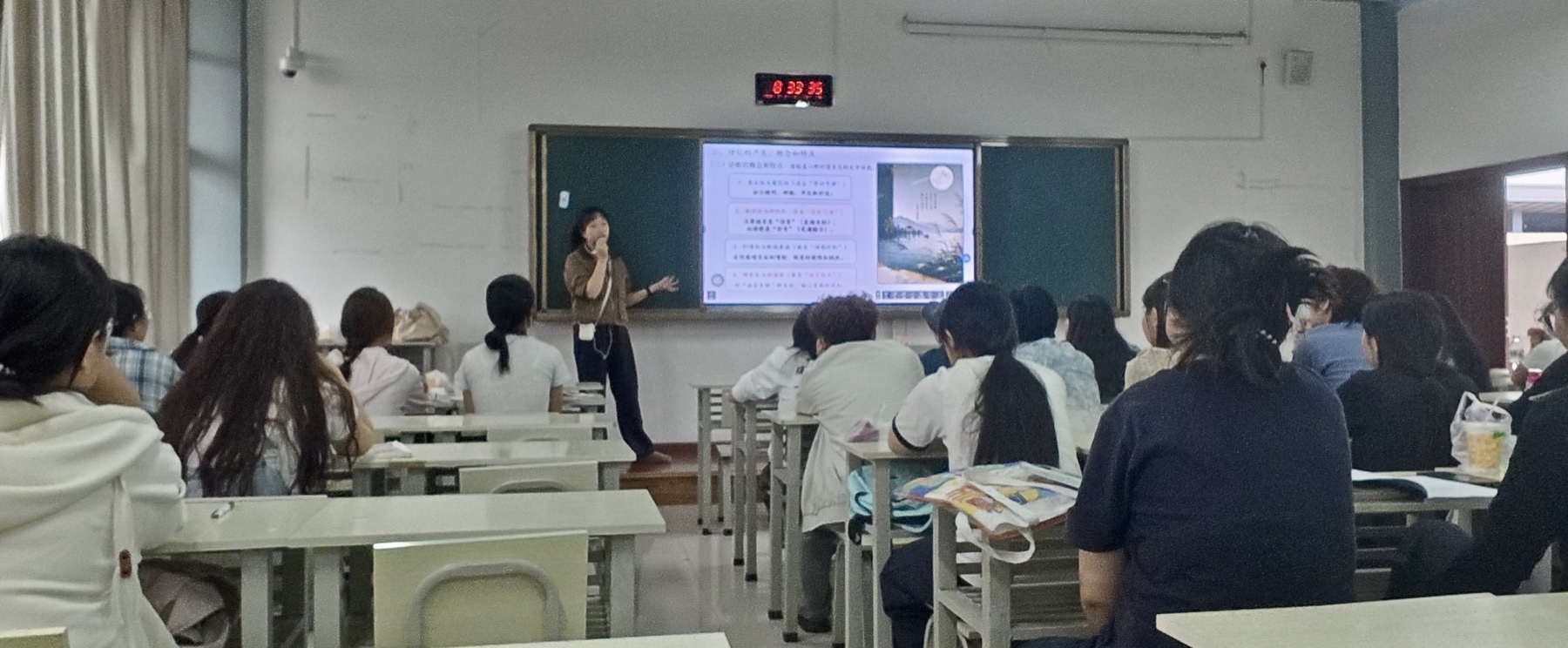 赵若含在昆明工业职业技术学院大学语文课堂授课